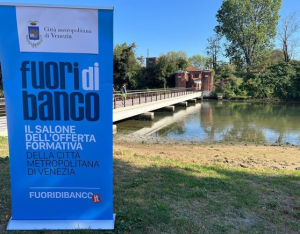 banner Fuori di Banco all'accesso al Forte Marghera di Mestre